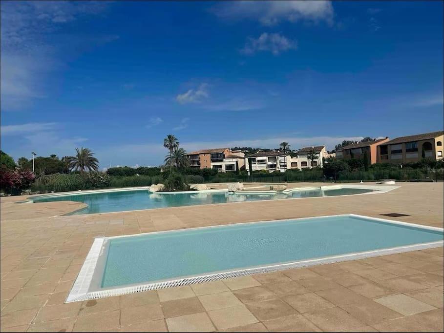 קוגולין Proche St Tropez Refait A Neuf Bord De Plage Et Piscine מראה חיצוני תמונה